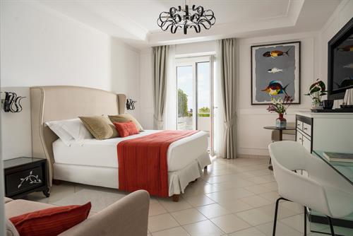 Camera Superior tripla con vista mare